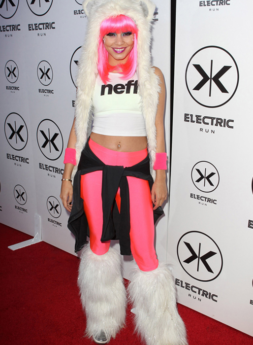 Visst, det är maskerad men vi undrar på vilket rave som Vanessa Hudgens fick idén till den här looken? Visst, det är maskerad men vi undrar på vilket rave som Vanessa Hudgens fick idén till den här looken?