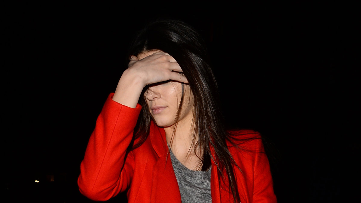 Kendall Jenner har valt en färg som syns på långa vägar. Varför inte köra på en röd kappa som man kan ha till svarta jeans och pumps? Skitsnyggt!