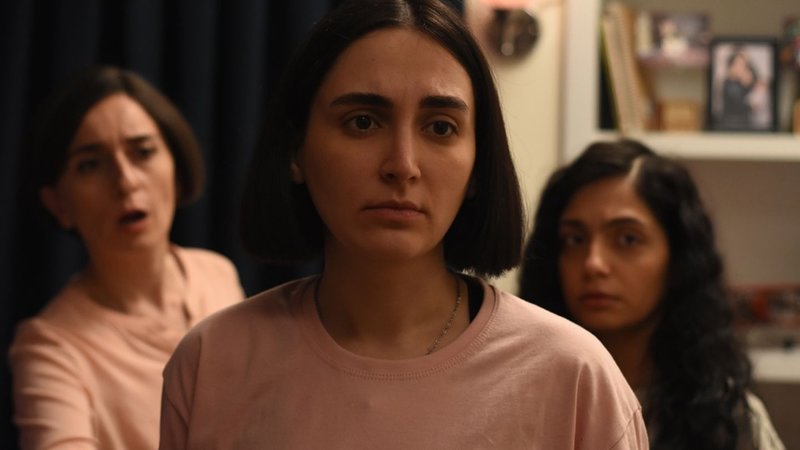 Soheila Golestani, Mahsa Rostami och Setareh Maleki spelar tre av huvudrollerna i 'Det heliga trädets frukter'. Pressbild.