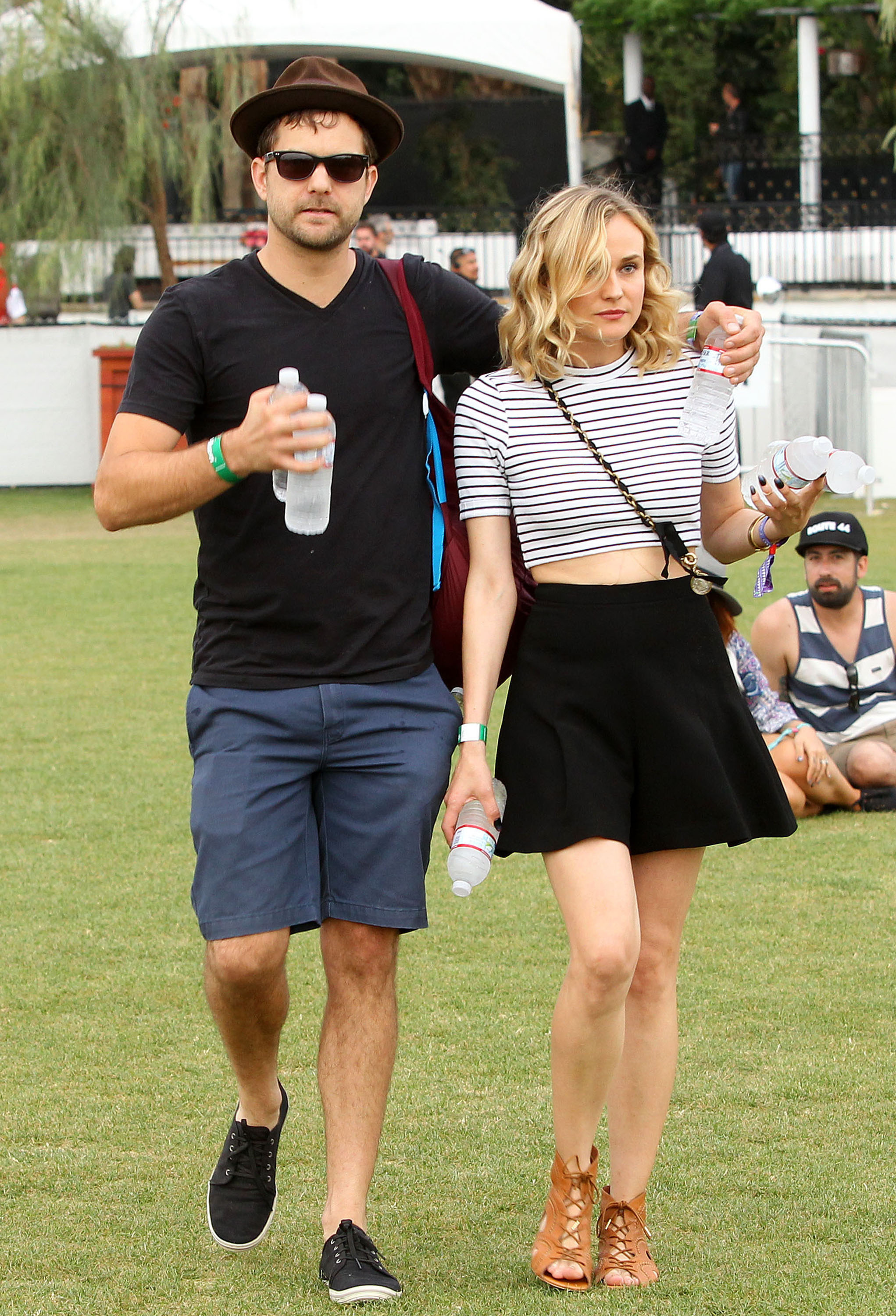 Joshua Jackson håller armen runt Diane Kruger. Joshua Jackson håller armen runt Diane Kruger.