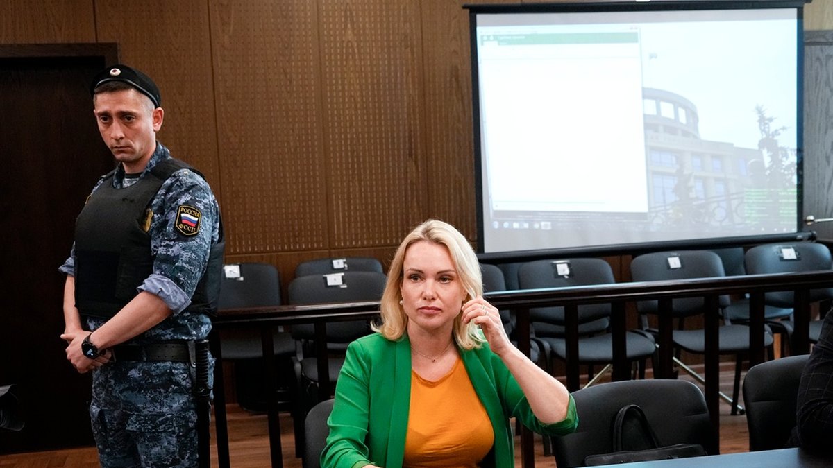 Den ryska före detta tv-journalisten Marina Ovsjannikova vid ett framträdande i rätten i slutet av juli. Arkivbild.