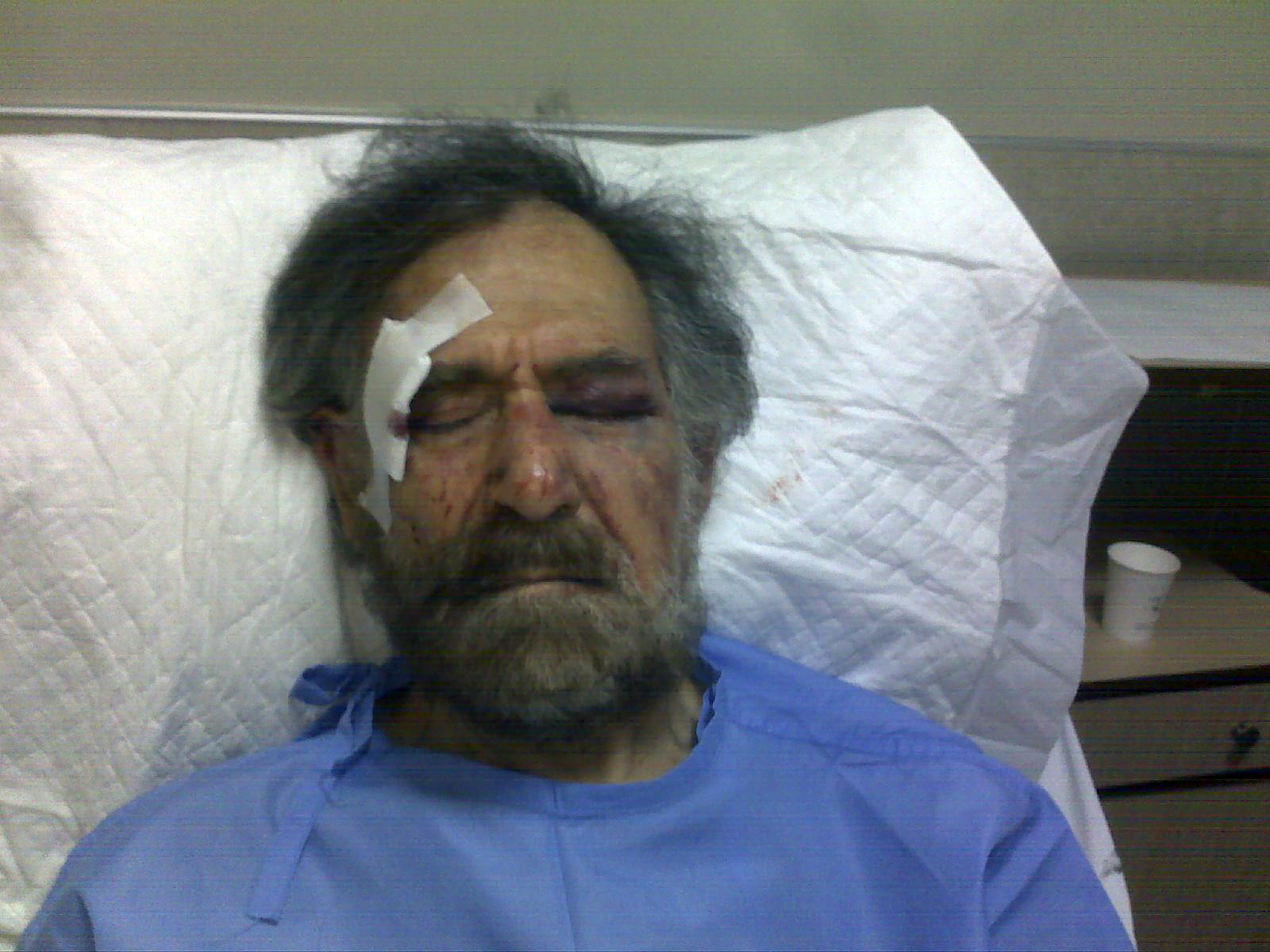 Den politiska tecknaren Ali Ferzat misshandlades under torsdagen av flera regimtrogna män som var beväpnade.
