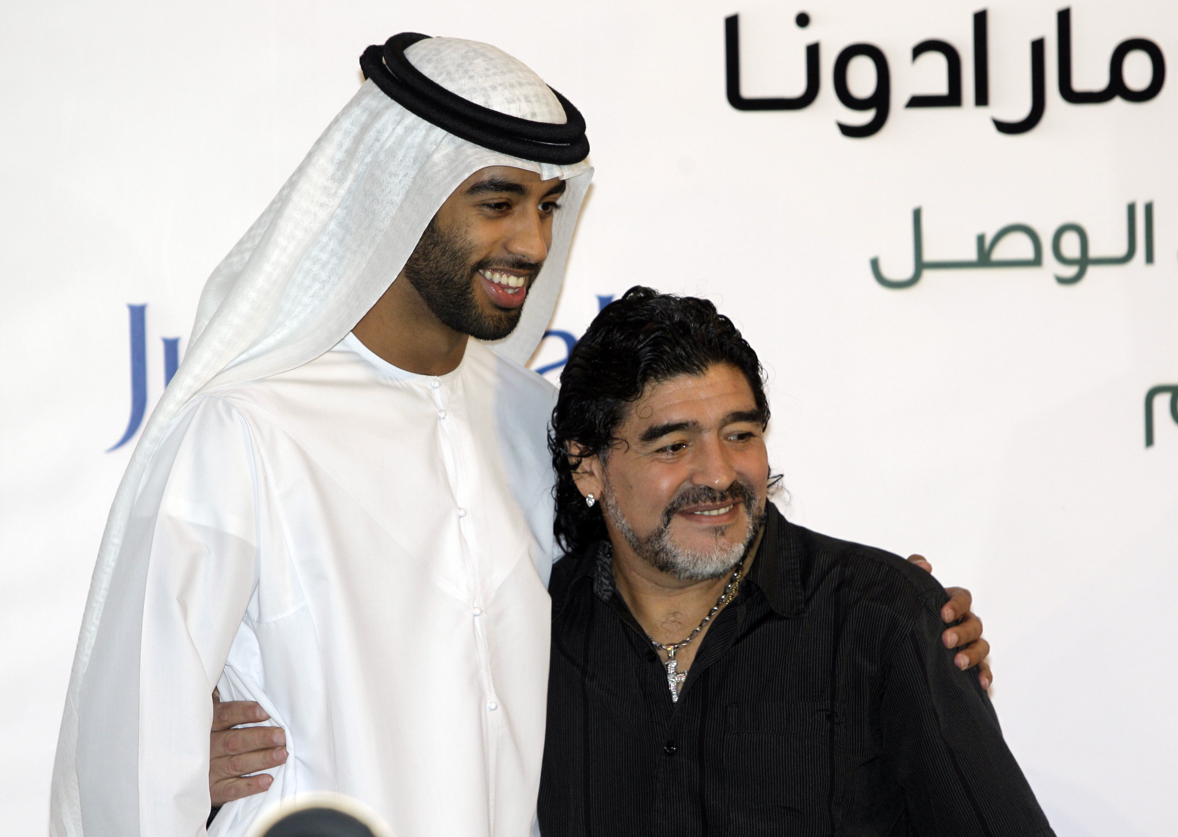 Maradona är för närvarande tränare i klubben Al Wasl från Dubai. Här är han tillsammans med en av klubbens representanter.