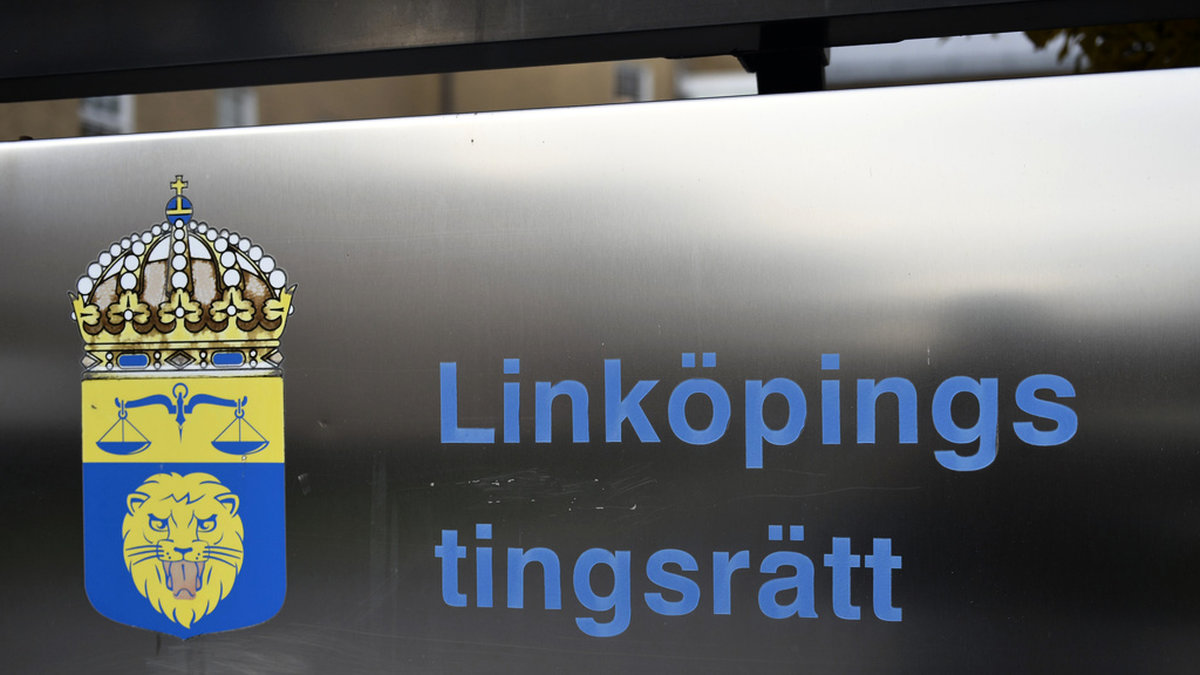 En kvinna åtalas vid Linköpings tingsrätt för två fall av stämpling till mord och två fall av olaga hot. Arkivbild.
