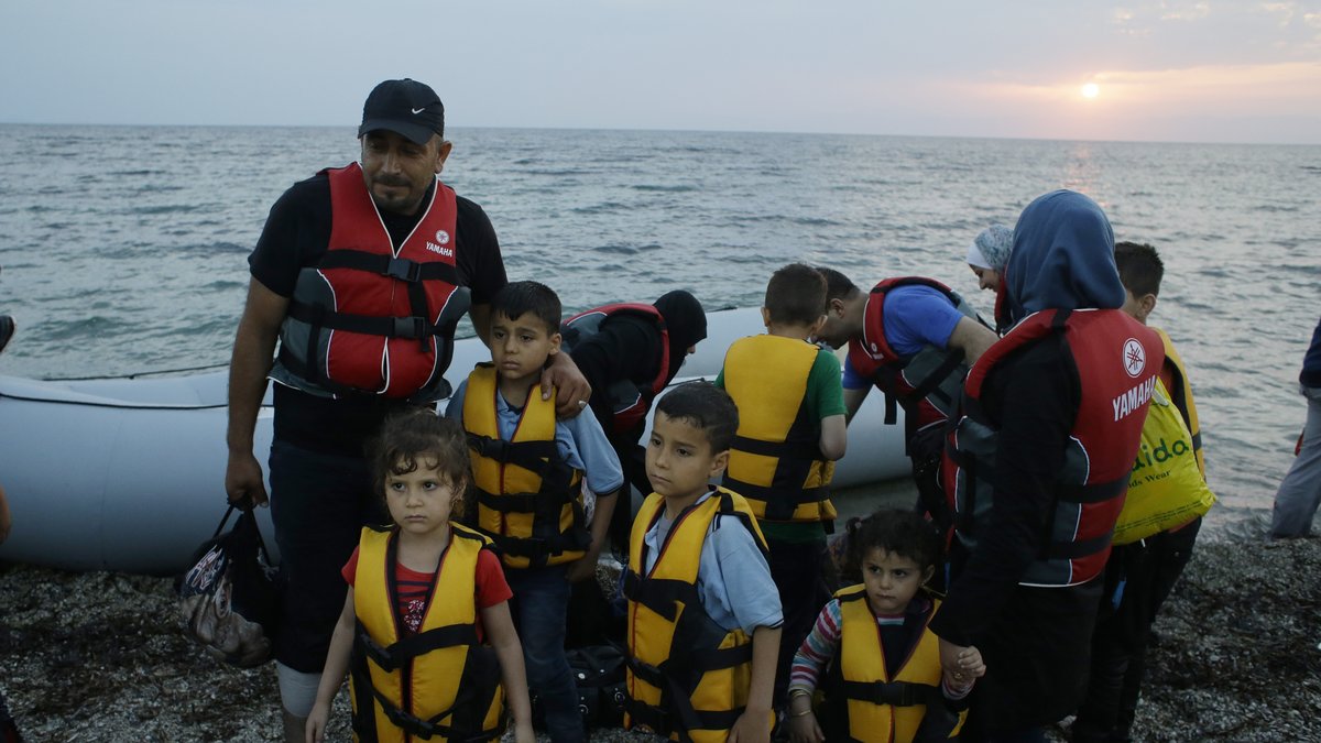 Varje dag ankommer hundratals flyktingar till ön