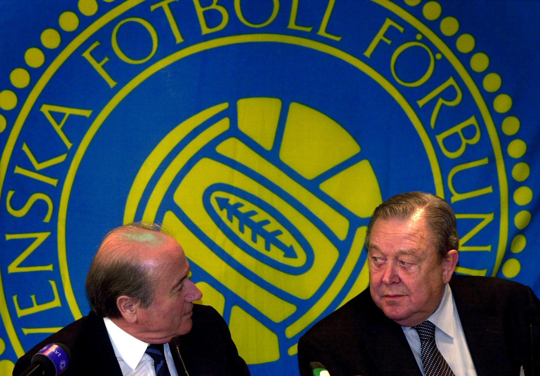 2001: Sepp Blatter och Lennart Johansson sammanträder. 2001: Sepp Blatter och Lennart Johansson sammanträder.