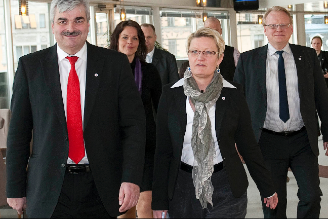 Socialdemokraterna med Håkan Juholt i spetsen uppmanas av Arkelsten att visa vad de får för stöd från LO.