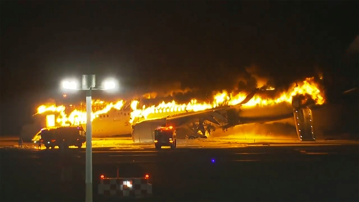 Ett passagerarflygplan började brinna efter att krockat med ett kustbevakningsflygplan på Haneda-flygplatsen i Tokyo. Ombord fanns den svenska familjen Deibo som alla kunde räddas.