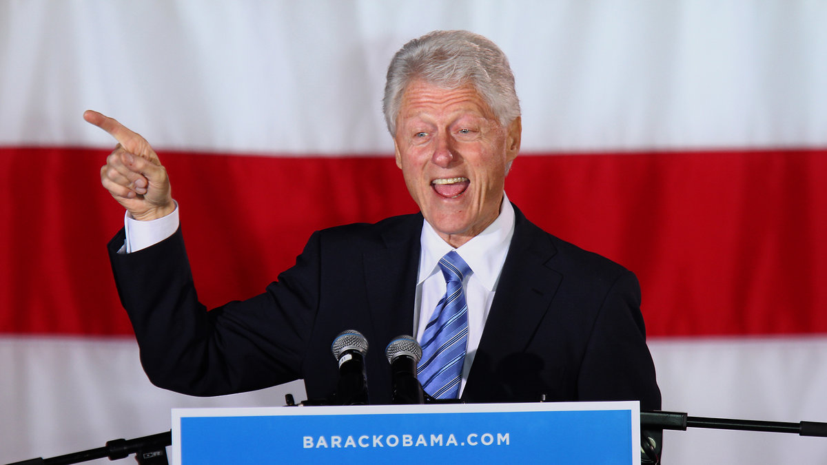 Skandalerna till trots - Bill Clinton är riktigt populär hos det amerikanska folket.