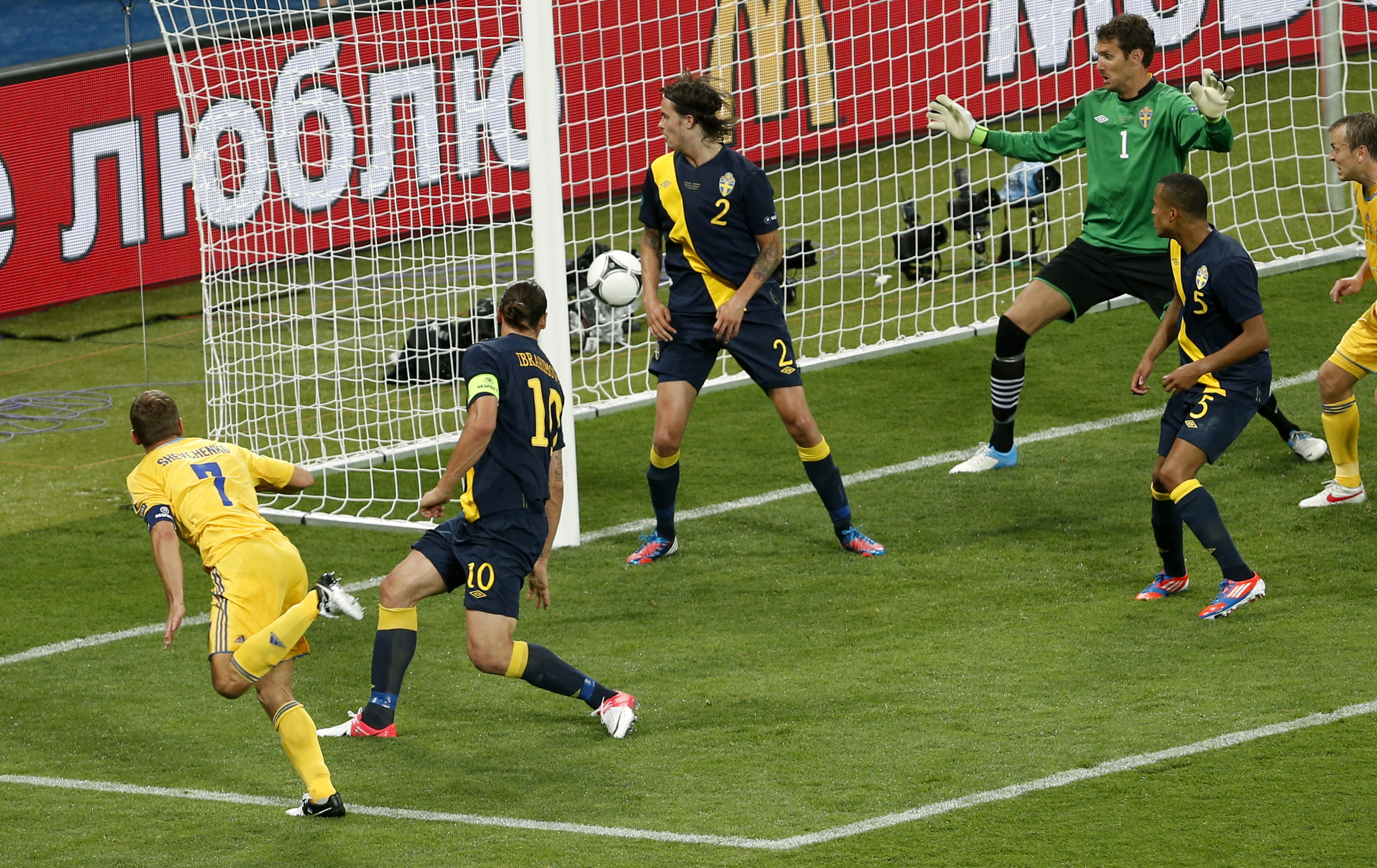 Zlatan tappade markeringen och Lustig tappade sin plats vid förstastolpen vid Ukrainas 2-1 mål.