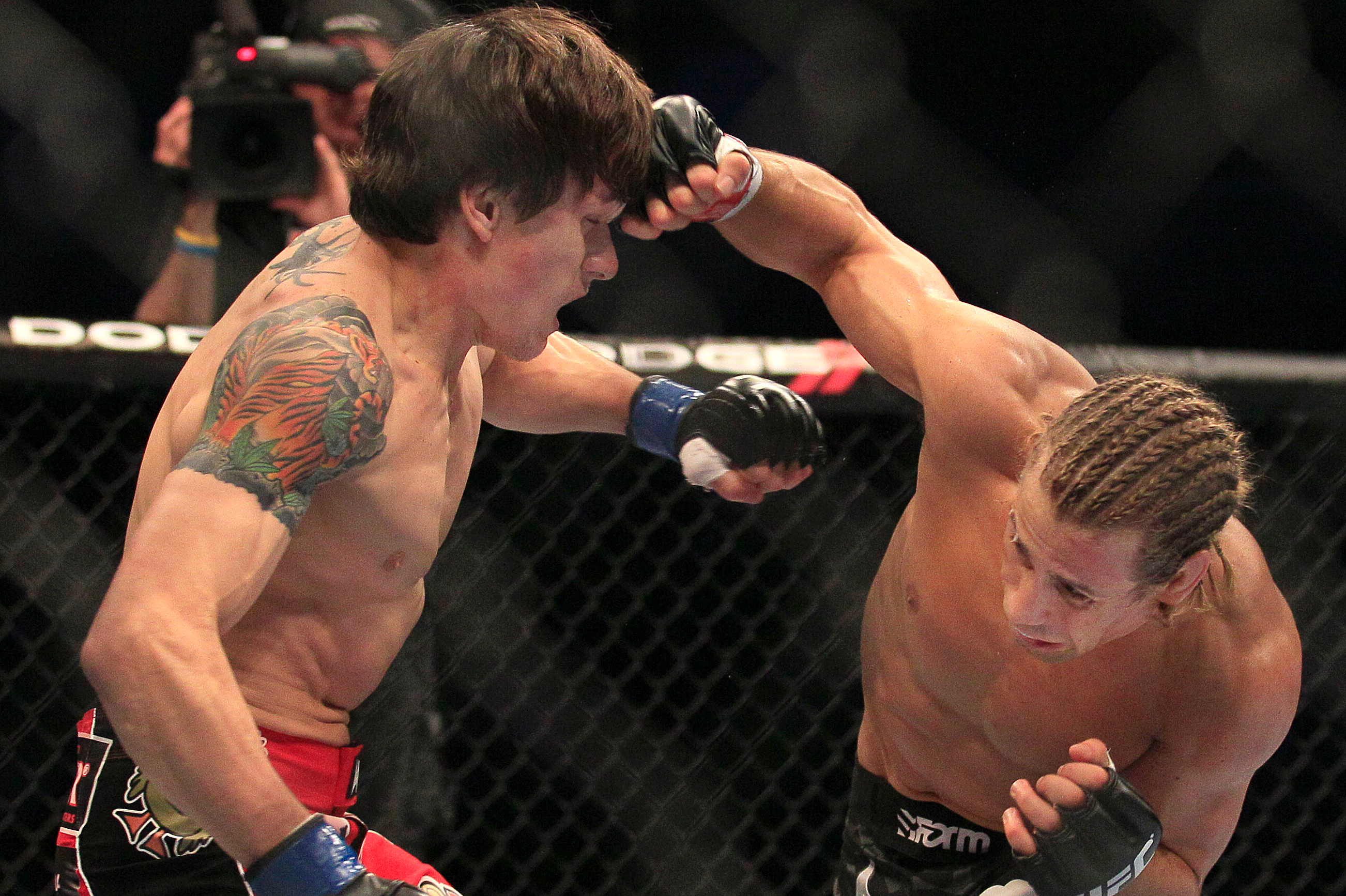 Urijah Faber sänkte Brian Bowles och säkrade vinsten via submission. Urijah Faber sänkte Brian Bowles och säkrade vinsten via submission.