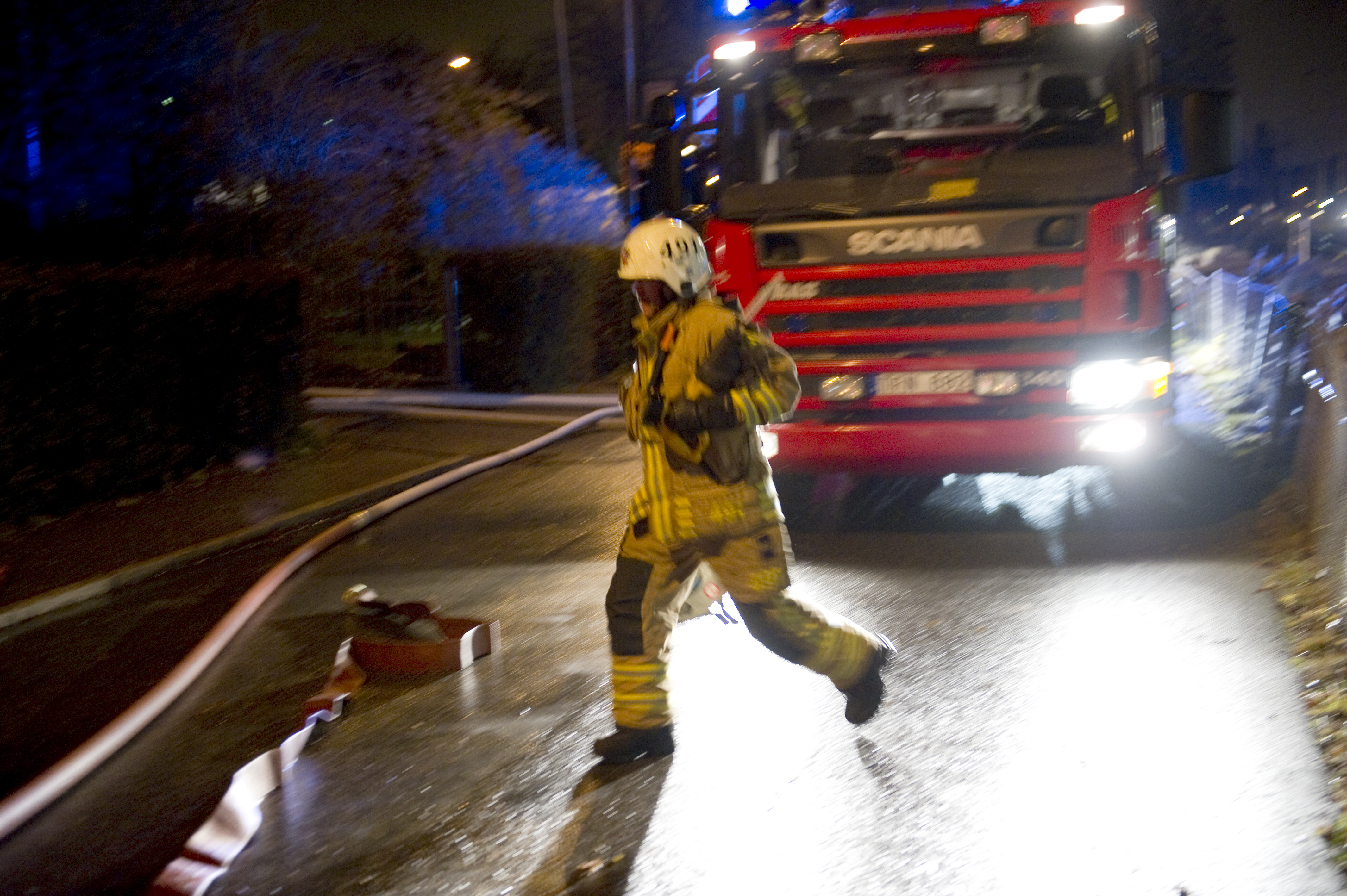 Brandkåren fick släcka totalt åtta bilar på Hisingen i Göteborg.