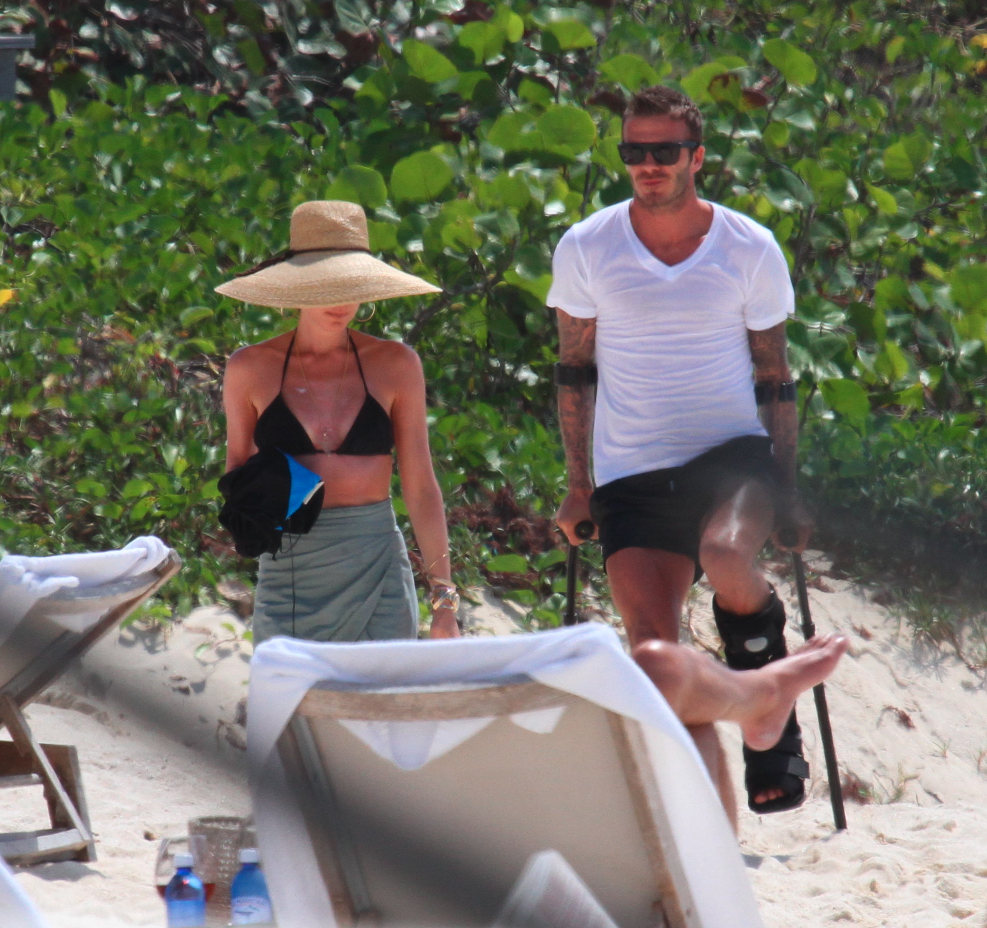Den skadade David Beckham  på stranden med frugan Victoria.
