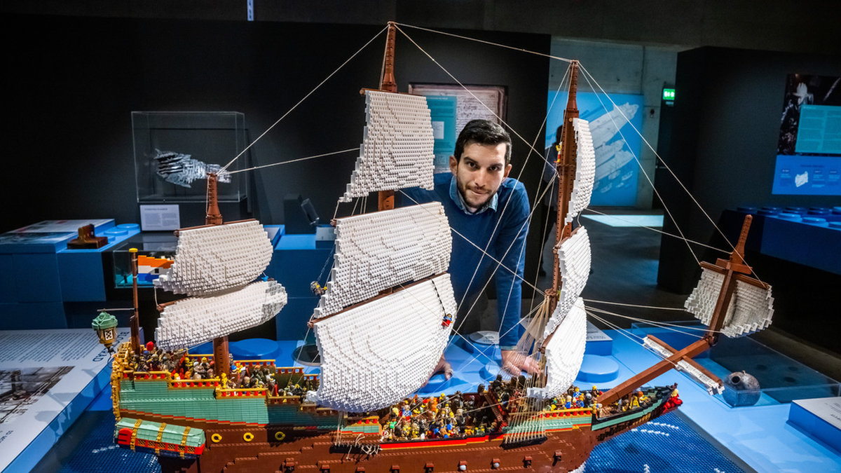 Marco Ali, marinbiolog på Vasamuseet, vid legomodellen av skeppet Batavia, vid utställningen 'Brickwrecks' på Vasamuseet.