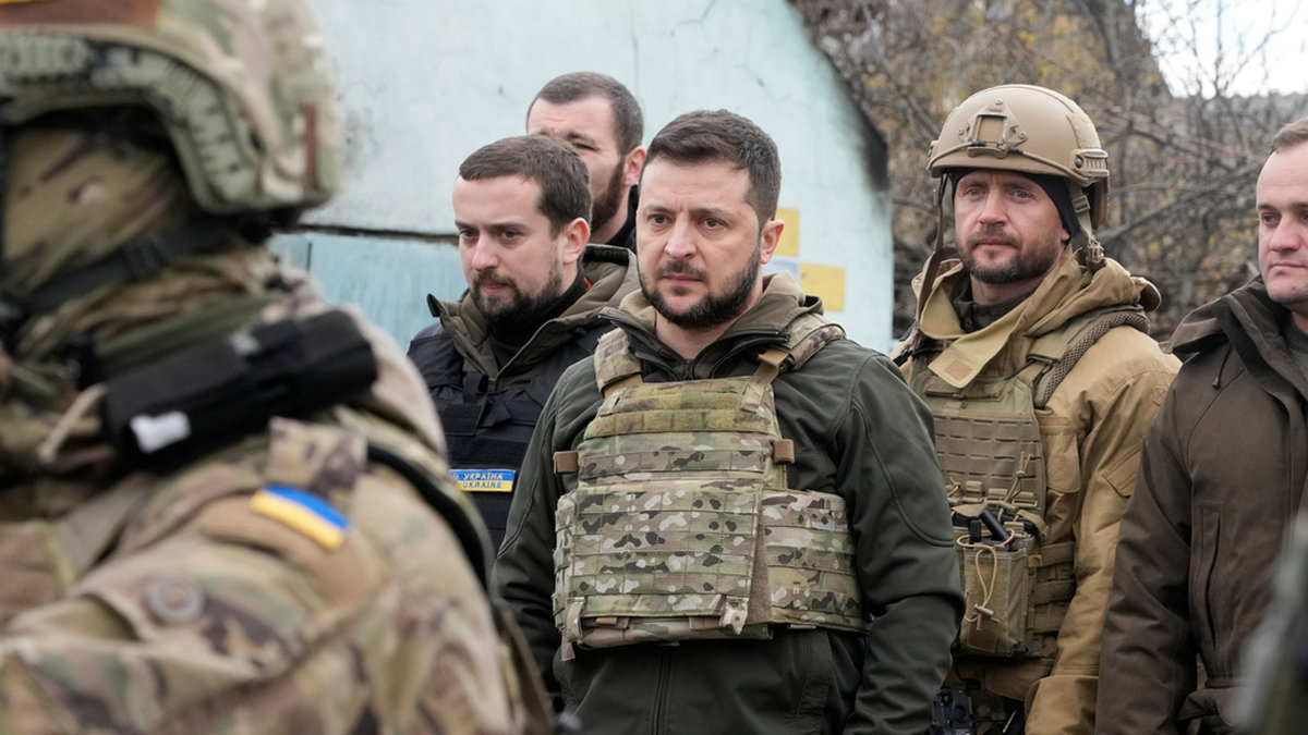 Ukrainas president Volodomyr Zelenskyj bevittnar massakern på civilbefolkningen i staden Butja i början av april efter att ryska styrkor dragit sig tillbaka.