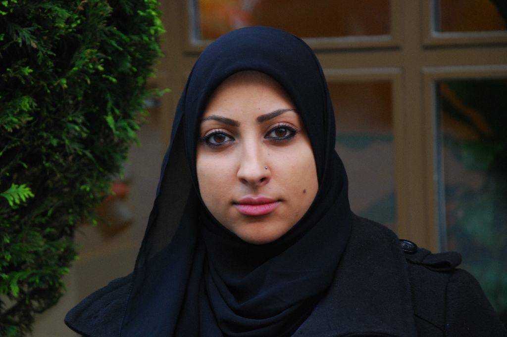 Hans dotter Maryam Al-Khawaja menar att regimen försöker köpa sig tid.