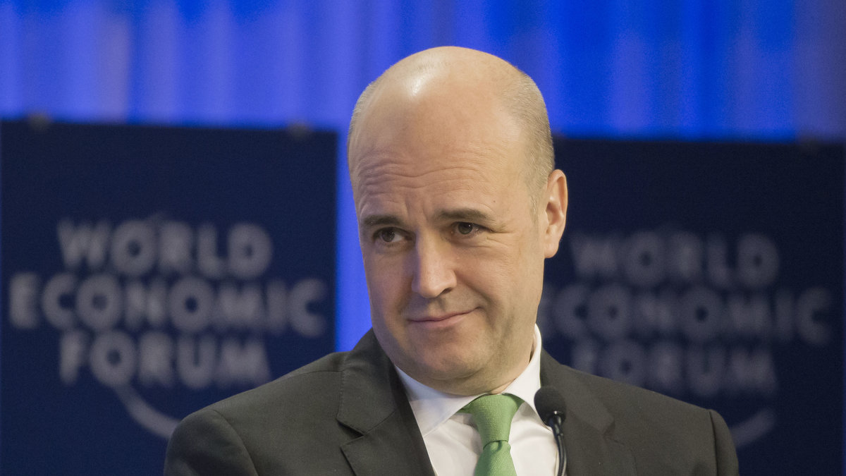 Fredrik Reinfeldt närmar sig i en undersökning – och rasar i en annan.