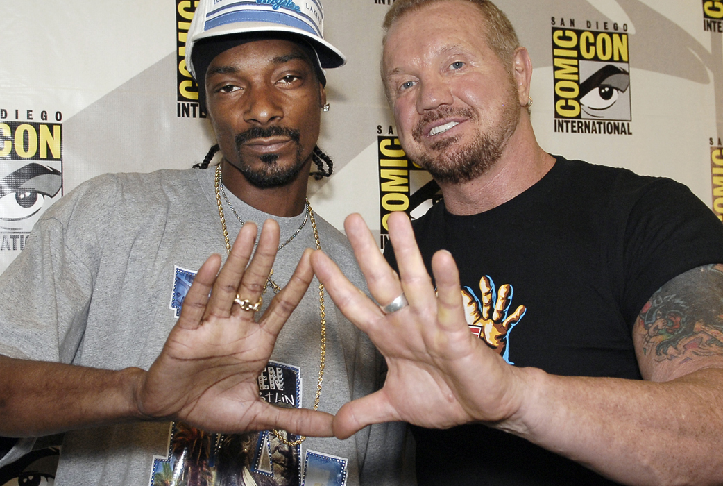 Här gör Diamond Dallas Page "the diamond cutter" med Snoop Lion. Här gör Diamond Dallas Page "the diamond cutter" med Snoop Lion.