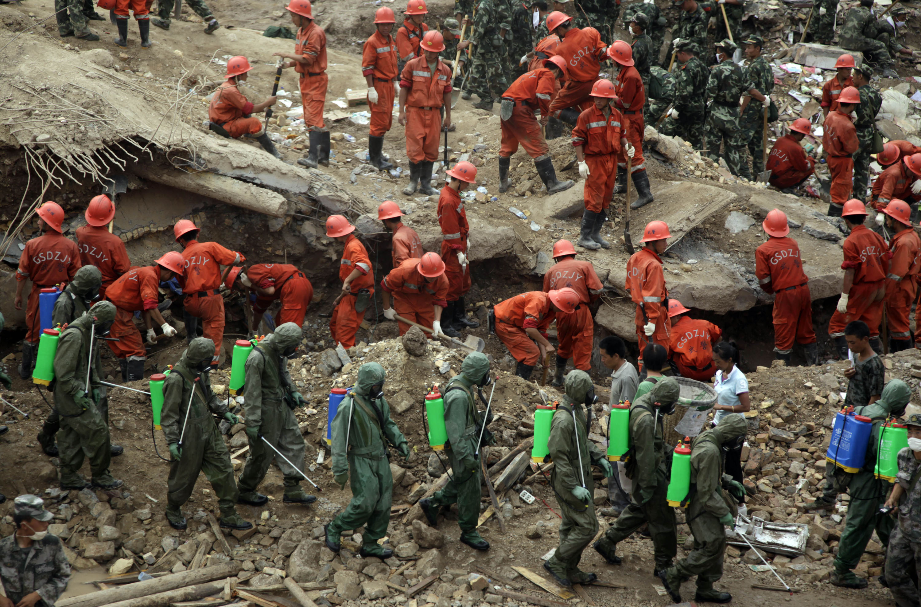 Räddningsarbetare söker efter överlevande i byn Zhouqu.