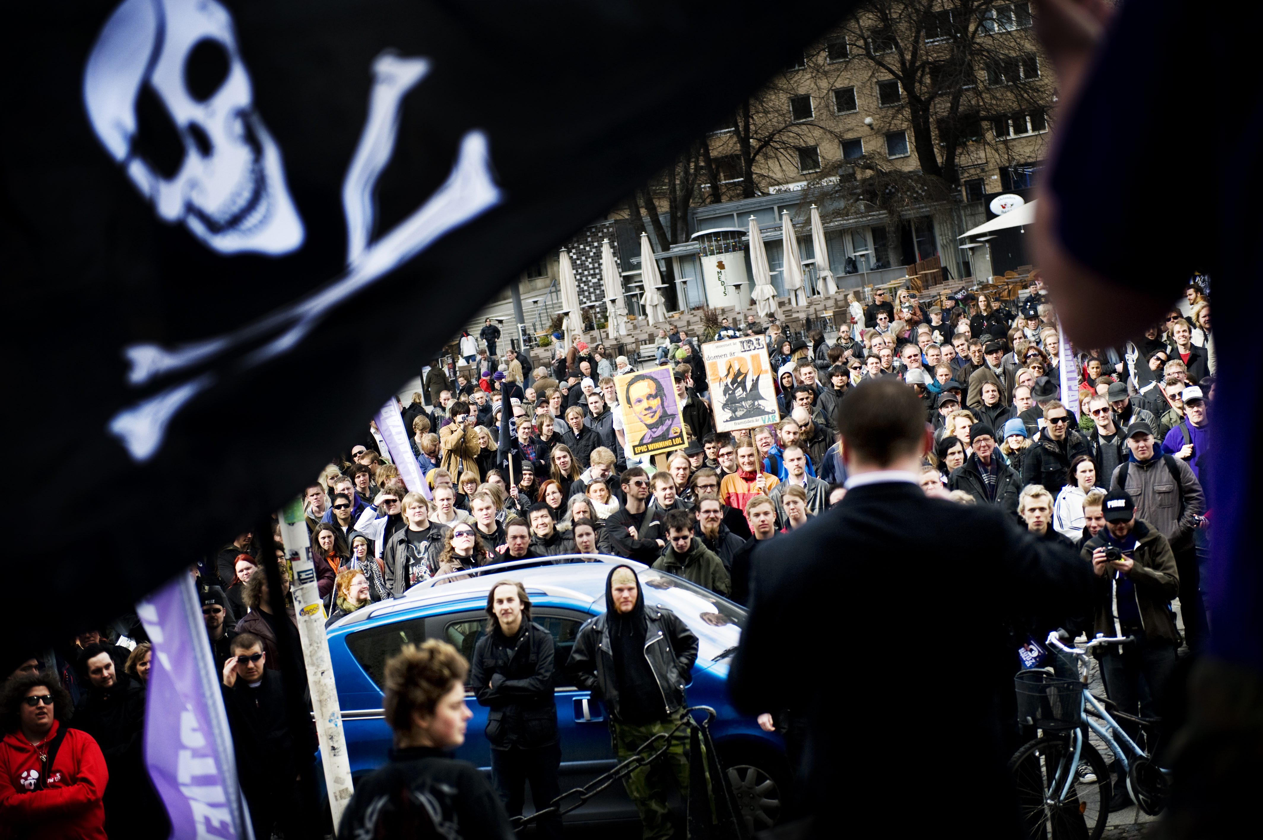 I samband med razzian mot webbhotellet PRQ - som bland annat var värdar åt The Pirate Bay - den 31 maj 2006 och senare åtalet mot fildelningsnätverket TPB fick piratpartiet många nya medlemmar. I samband med razzian mot webbhotellet PRQ - som bland annat var värdar åt The Pirate Bay - den 31 maj 2006 och senare åtalet mot fildelningsnätverket TPB fick piratpartiet många nya medlemmar.