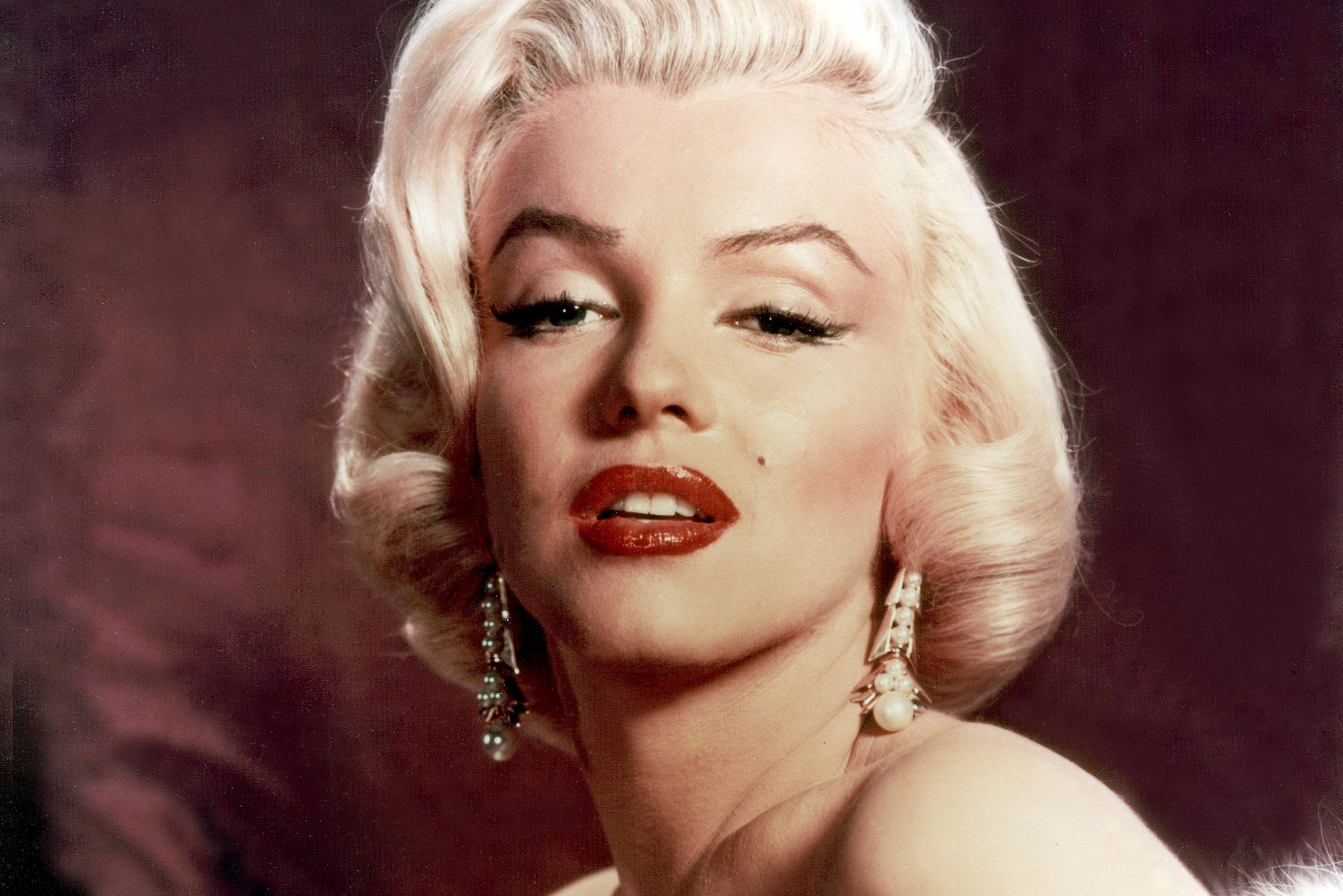 Marilyn Monroe föddes 1926 i Kalifornien och hette egentligen Norma Jeane Mortenson. Hon var fotomodell och skådespelerska och blev under 50-talet känd för sitt blonda hår, kurviga kropp och sexiga utstrålning. 