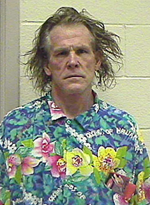 Skådespelaren Nick Nolte stoppades år 2002 när han körde påverkad. Han hade lika gärna kunnat stoppats för den gräsliga skjortan... Skådespelaren Nick Nolte stoppades år 2002 när han körde påverkad. Han hade lika gärna kunnat stoppats för den gräsliga skjortan...
