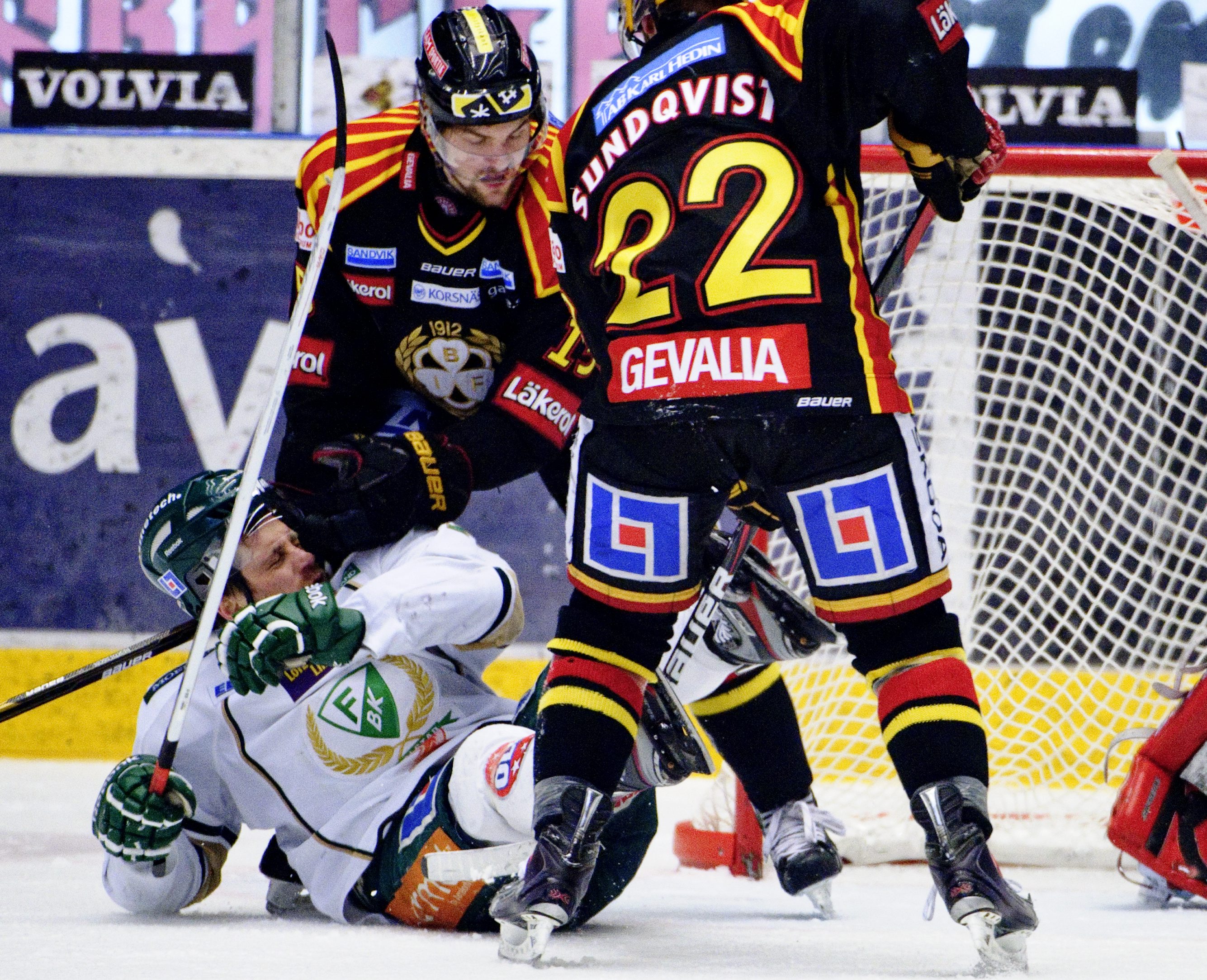 Det var tufft och grinigt matchen igenom. Här får Christian Berglund oöm behandling av Simon Bertilsson och Jörgen Sundqvist. Det var tufft och grinigt matchen igenom. Här får Christian Berglund oöm behandling av Simon Bertilsson och Jörgen Sundqvist.