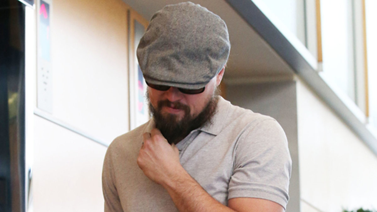 Leonardo DiCaprio försöker ligga lågt när han besöker en bank i Beverly Hills. 