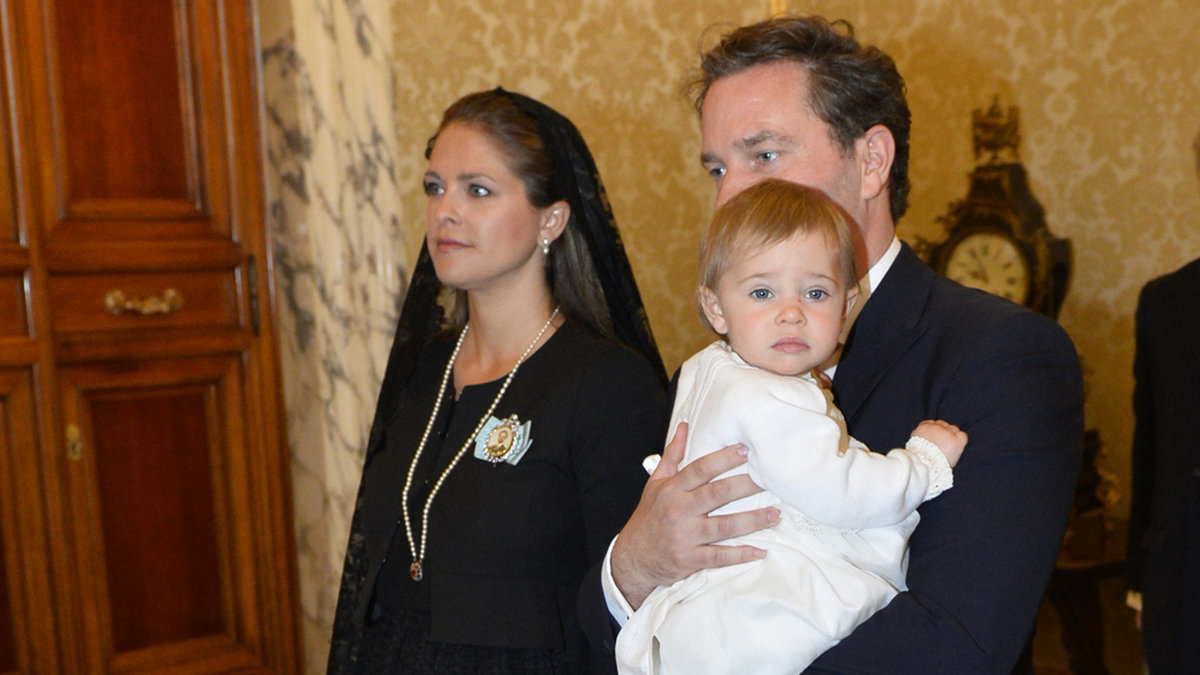 Madeleine, Christopher O'Neill och prinsessan Lenonore under en audiens hos påven i Vatikanen i Rom år 2015. 