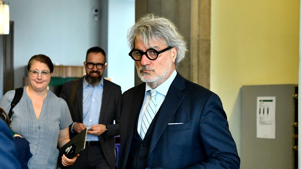Kirurgen Paolo Macchiarini på väg in i sal 3 i Svea hovrätt där rättegången på fredagen fortsatte med försvarets sakframställning.