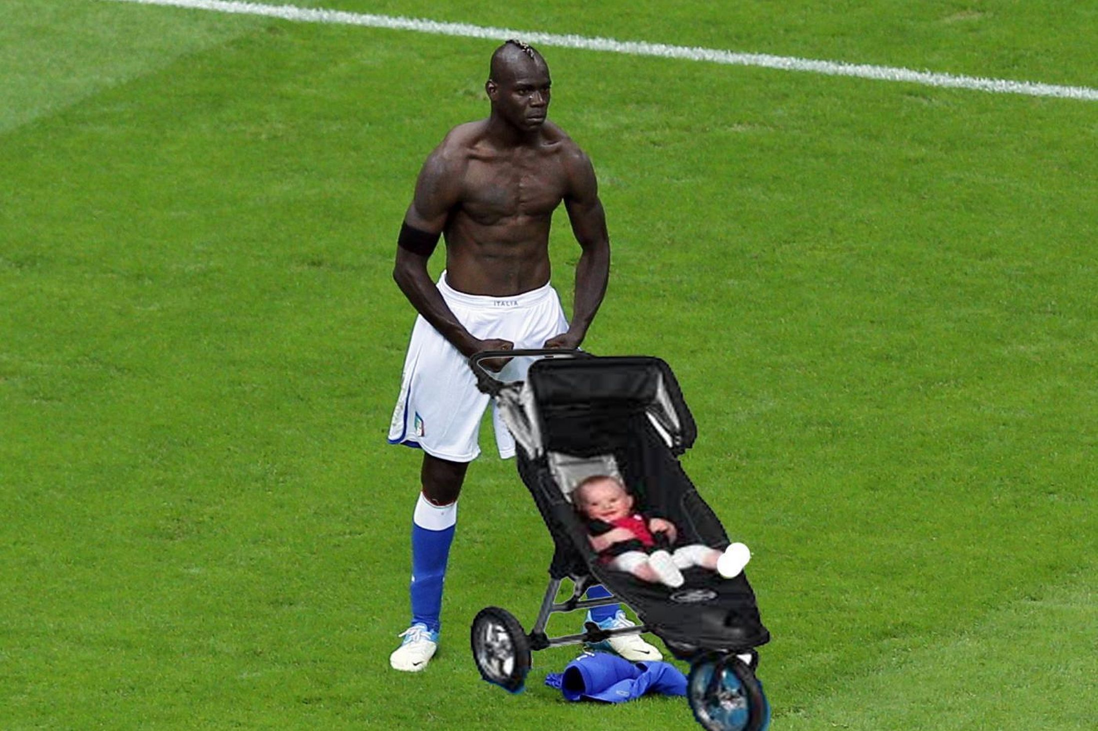 Under EM fick Balotelli besked om att han ska bli pappa. Så här kan det se ut i Manchesters parker om nio månader.