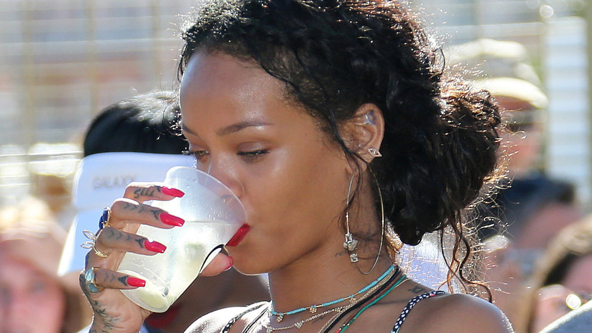 Rihanna blev så sugen på att få en manikyr att hon såg till att flyga sin manikyrist med en privatjet till medelhavet, där Rihanna befann sig på semester. Hoppas det blev fint...