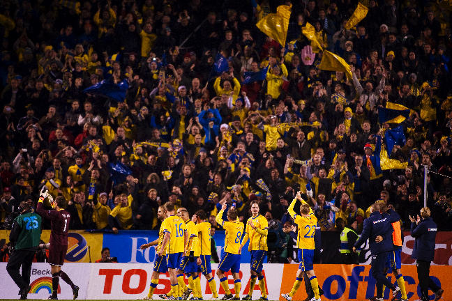 Den svenske matchdelegaten hade stoppat festen - på grund av en gul rökbomb och en bengal.