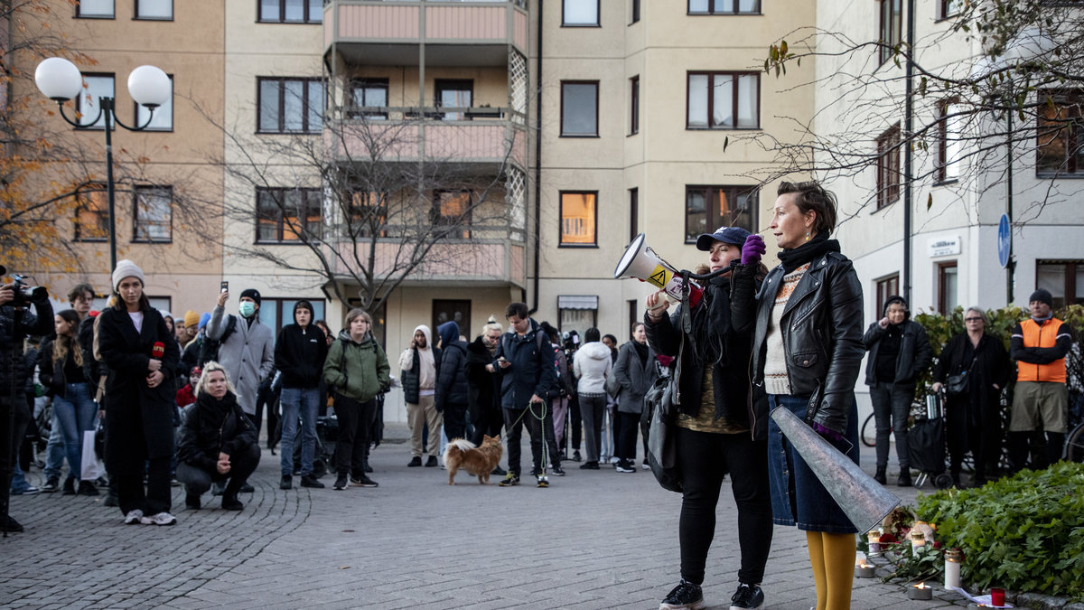 Tända ljus i Dalens Centrum där det hölls en minnsstund för artisten Einár som sköts till döds i Hammarby sjöstad på torsdagen. Sandra Eriksson tog initiativ till minnesstunden.