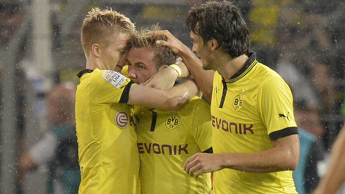 Dortmund-spelarna firar Götzes segermål.