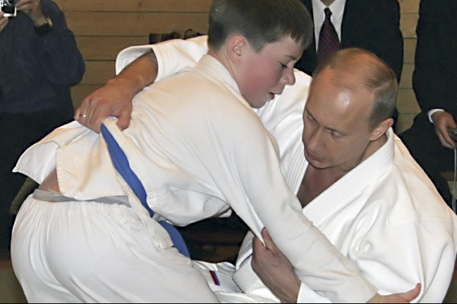 Vladimir uppfostrar de små björnarna. Vladimir uppfostrar de små björnarna.