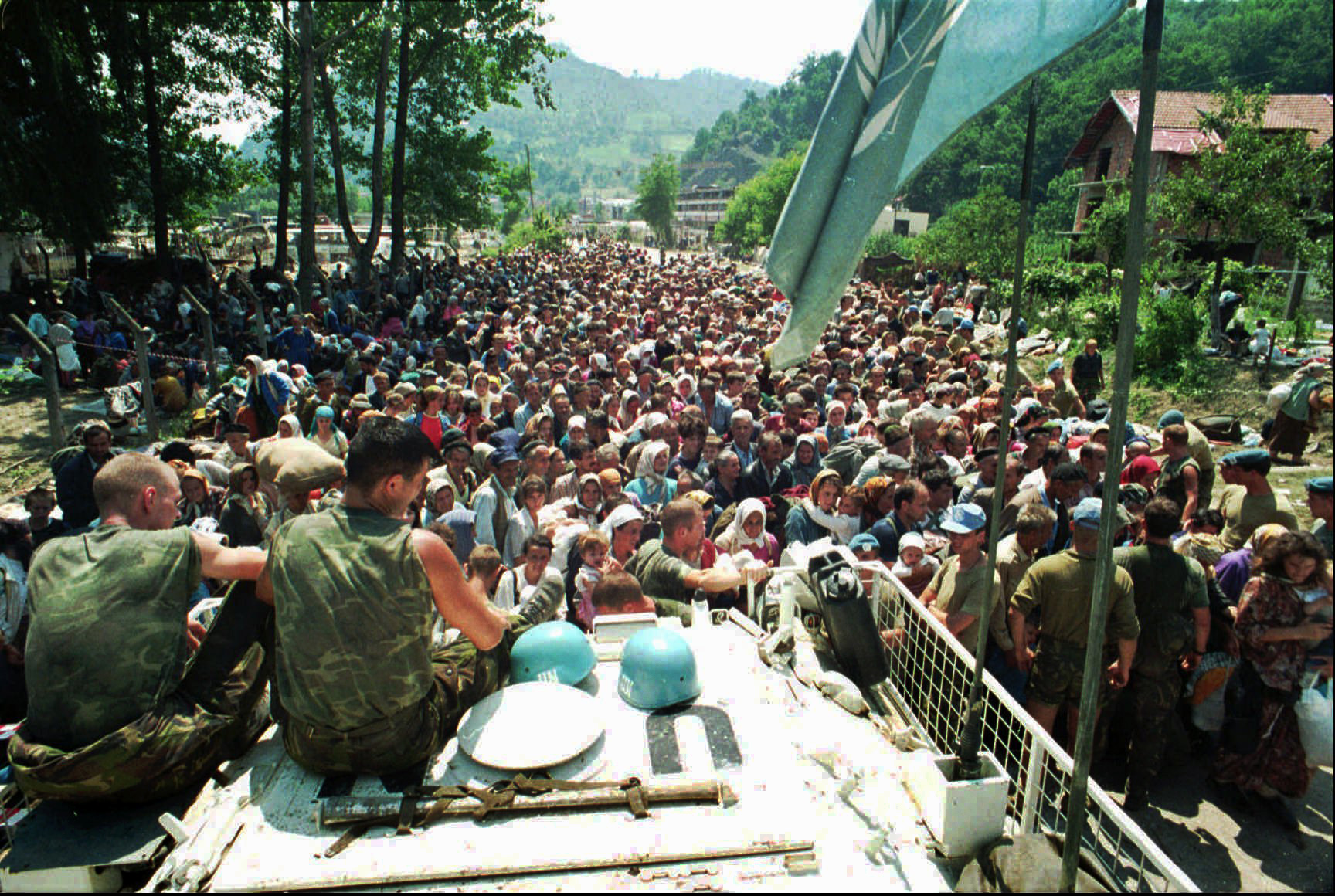 FN:s säkerhetsråd utnämnde Srebrenica till en safe area – ett säkert området – då det nästan enbart var civila människor som befann sig där. FN:s säkerhetsråd utnämnde Srebrenica till en safe area – ett säkert området – då det nästan enbart var civila människor som befann sig där.