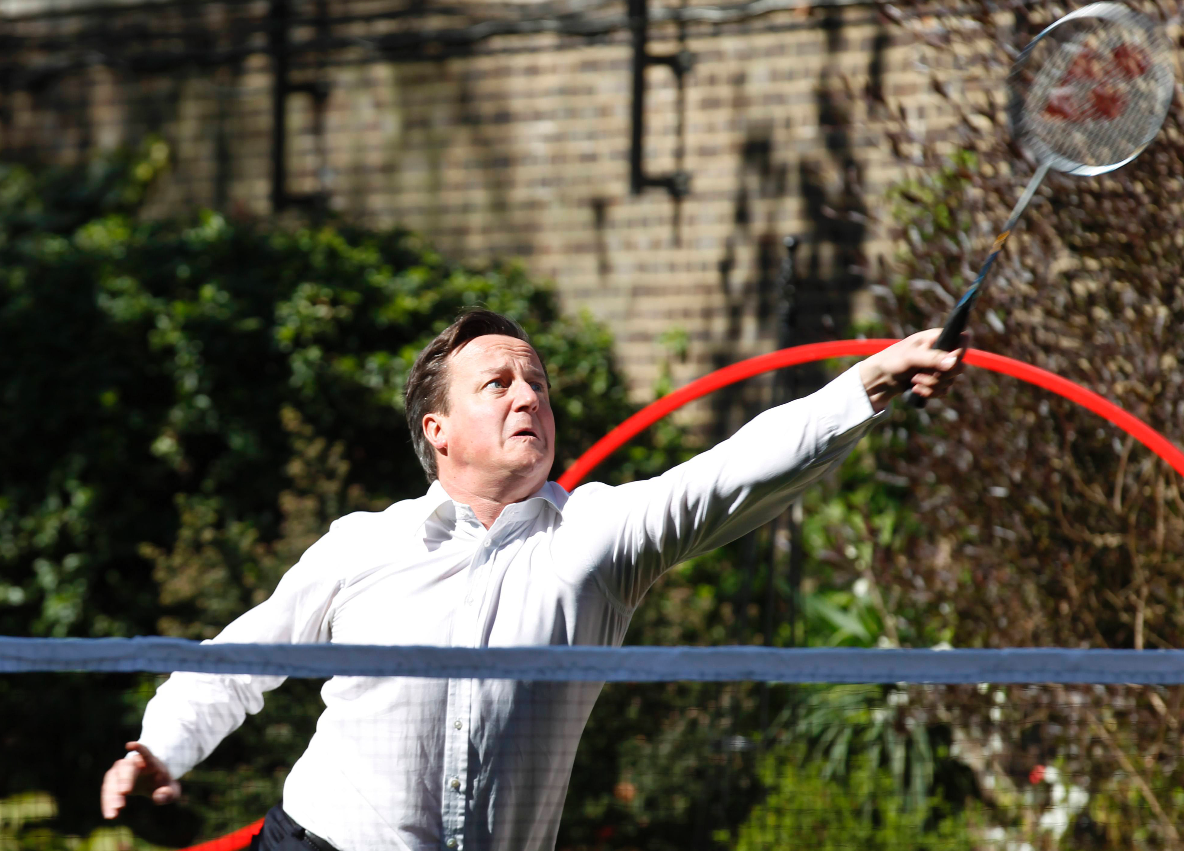 Cameron ser fokuserad ut med sitt badmintonracket.