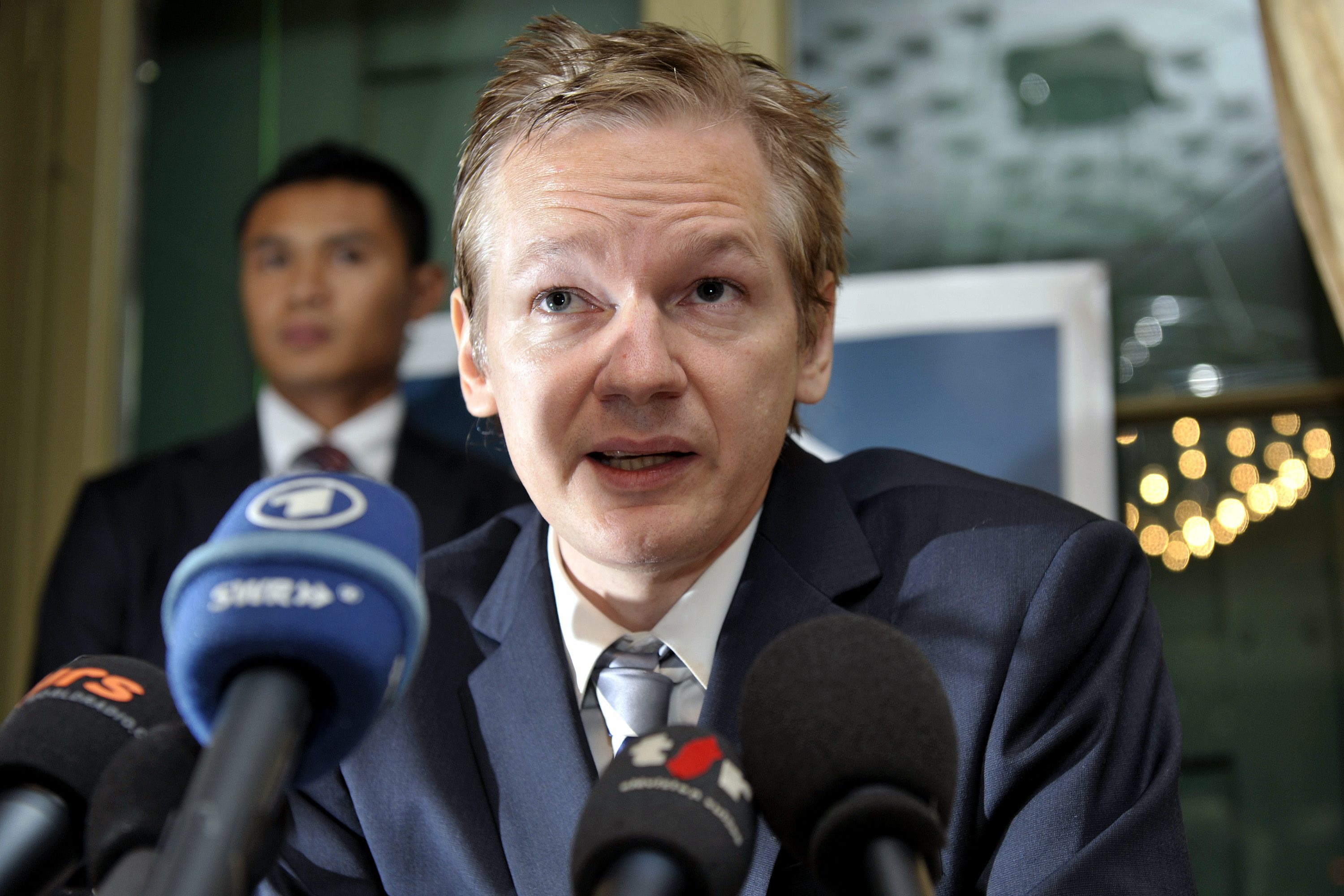 Julian Assange ska gripas under fredagen, uppger anonyma källor på...