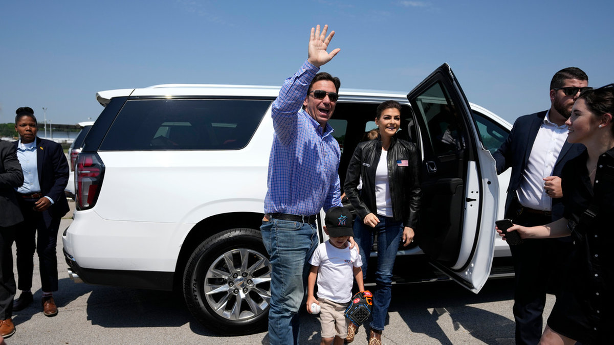 Den republikanske presidentkandidaten, Floridas guvernör, Ron DeSantis och hans familj i Iowa på lördagen.