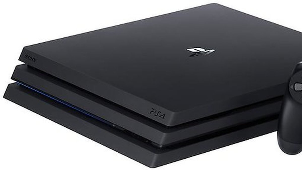 svart PlayStation 4 med en svart handkontroll 