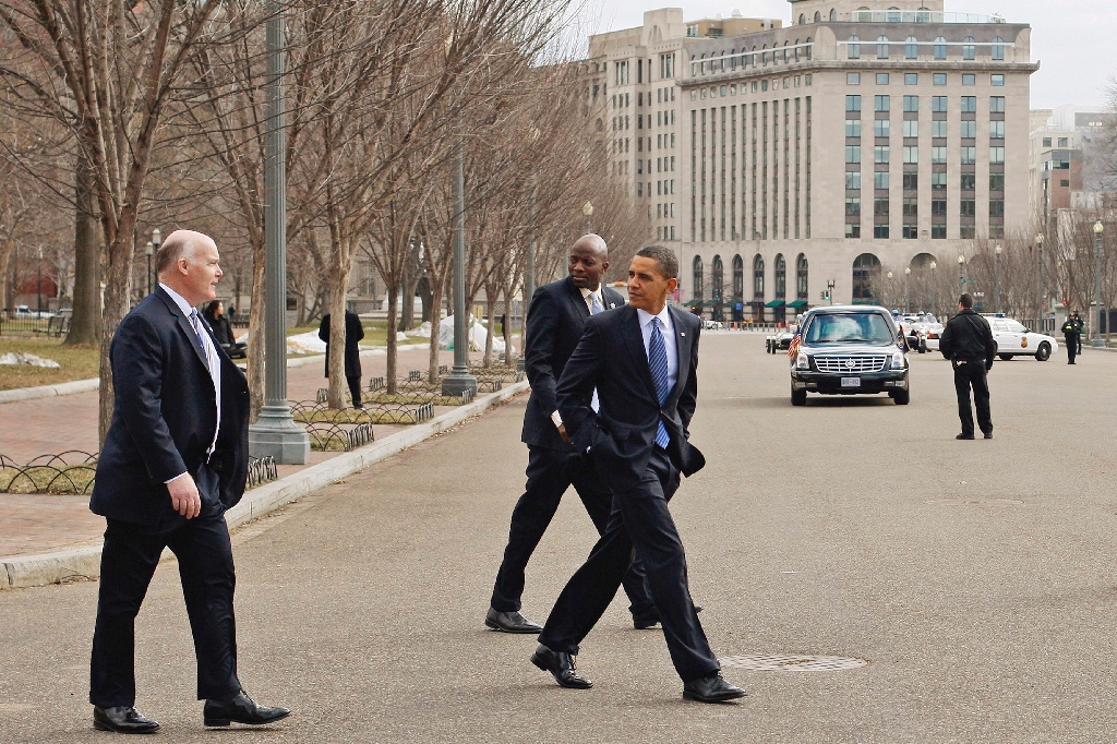 Livvakterna följer president Obama vart han än går.  Personerna på bilden har inte med utredningen att göra.