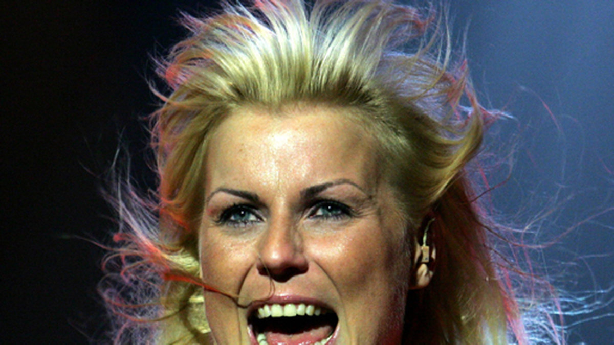 Josefin Nilsson tävlade i Melodifestivalen år 2005 med låten "Med hjärtats egna ord".