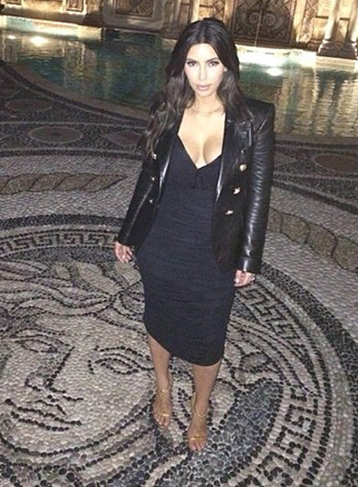 Kim Kardashian i Versace-huset. Kim Kardashian i Versace-huset.