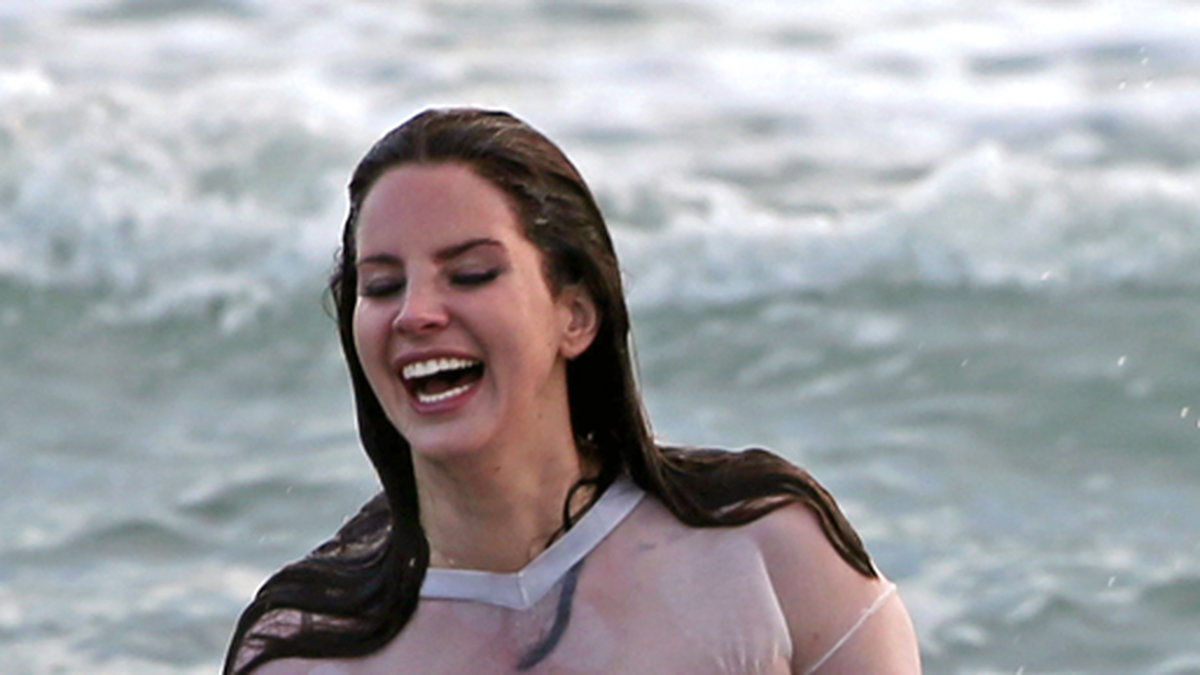 Lana Del Rey leker i vattnet under inspelningen av sin nya musikvideo. 