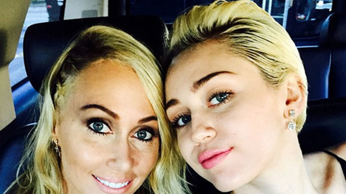 Miley med sin mamma på Grammygalan.
