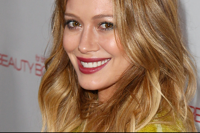 Hilary Duff i vanligt ljus ton. Hilary Duff i vanligt ljus ton.