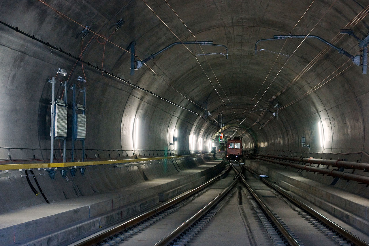 Världens längsta tågtunnel invigs.