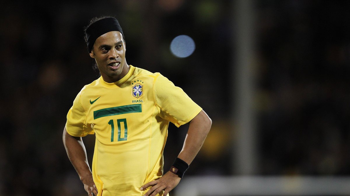 Ronaldinho visar vad som menas med det brasilianska uttrycket "joga bonita" med en cykelspark. 