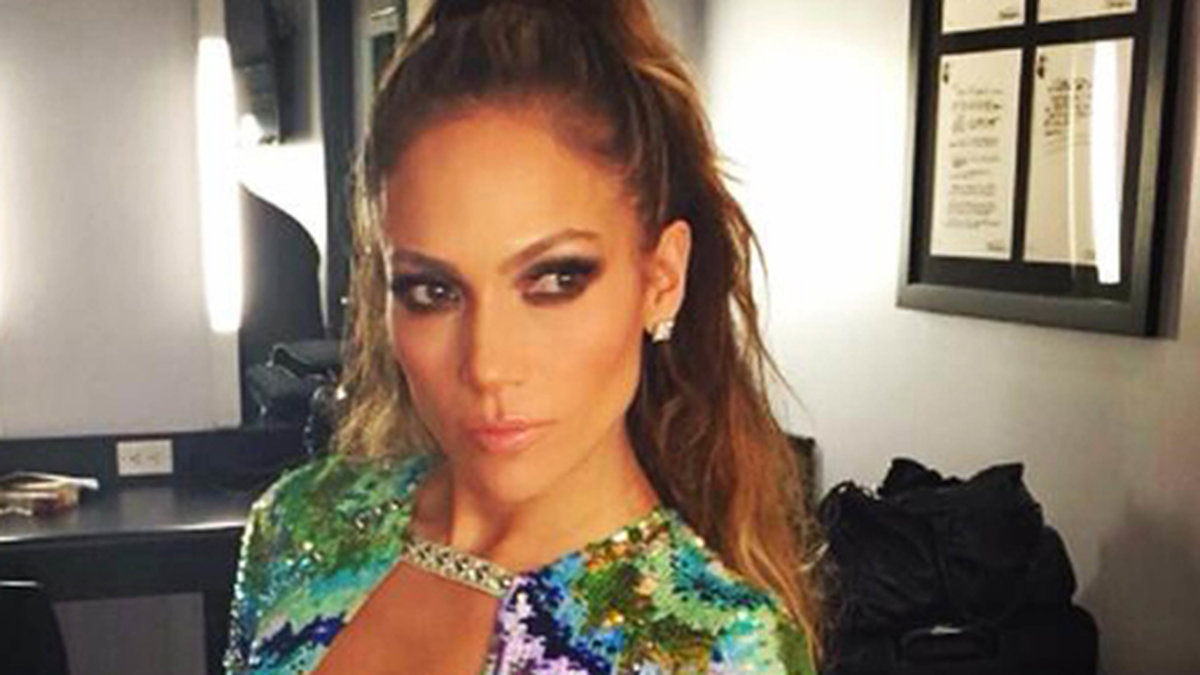 Jennifer Lopez i paljettklänning. 